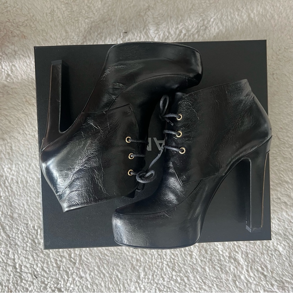 CHANEL Lacets Black Leather Lace Up Round Toe Ankle Boots - SIZE 39.5 - Picture 12 of 13